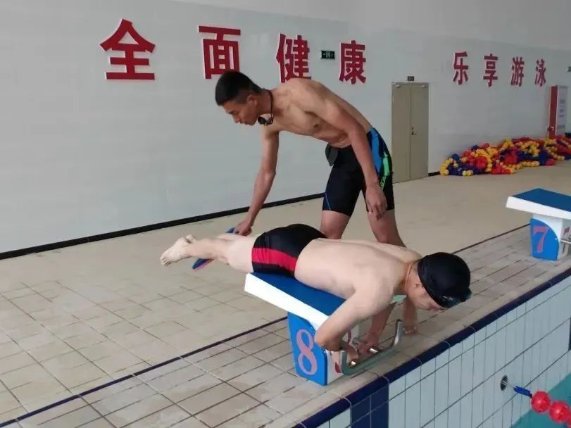 收腿翻脚蹬 收腿翻脚蹬