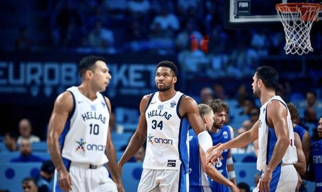 的表现证明, 看台上的希 的表现证明, 看台上的希